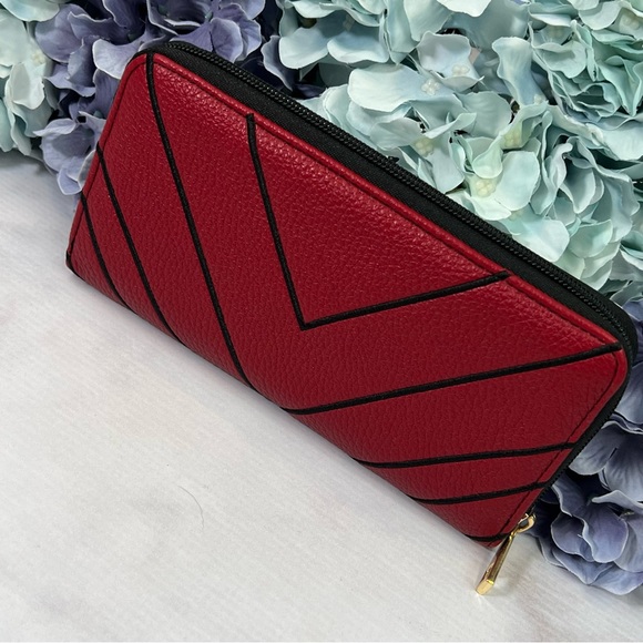 DC Comics Wonder Woman Clutch Wallet - Picture 12 of 15